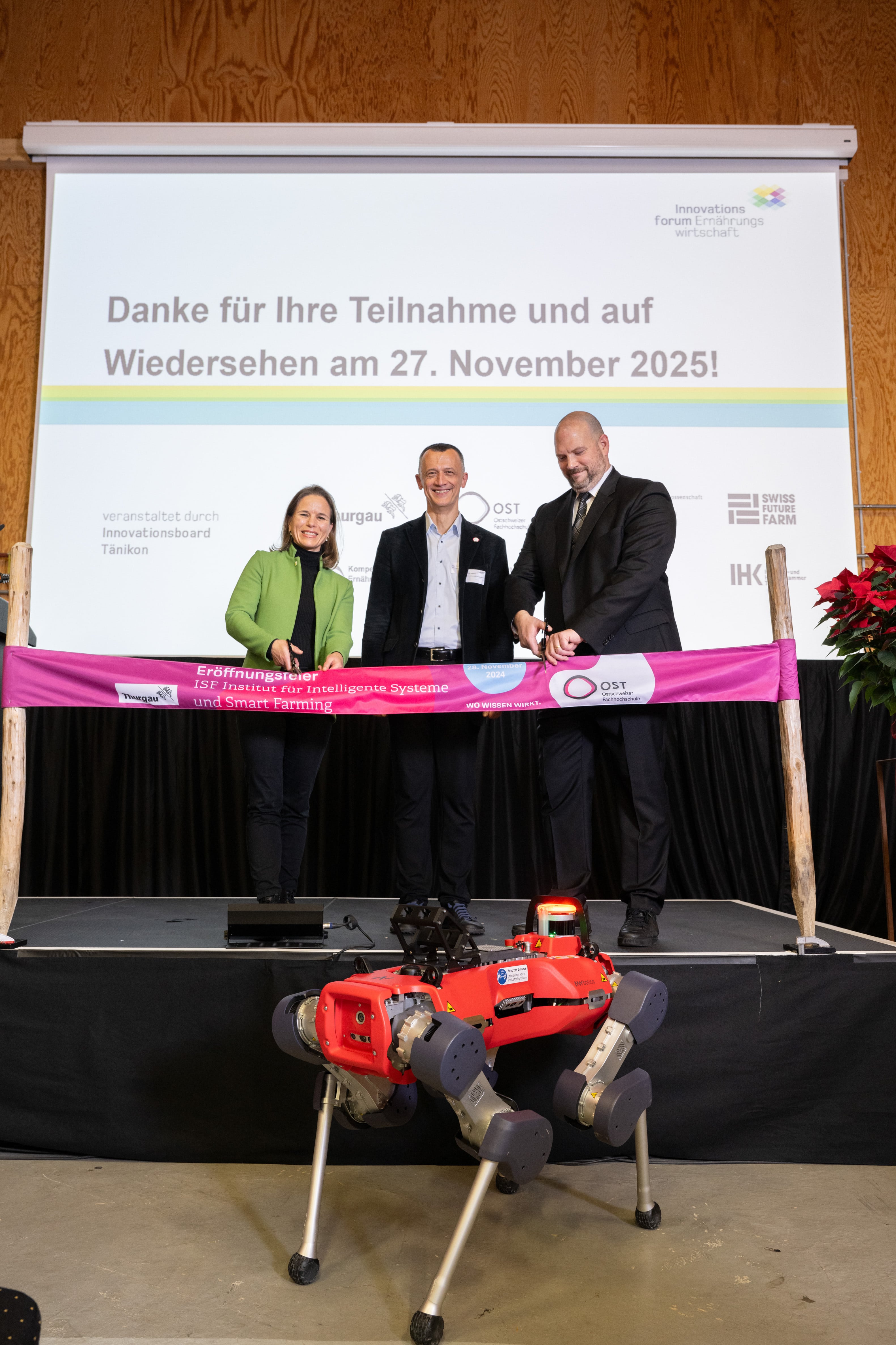 Sie freuen sich über die Eröffnung des neuen Instituts für Intelligente Systeme und Smart Farming (ISF), von links die Thurgauer Regierungsrätin Denise Neuweiler, Institutsleiter Dejan Šeatović und der Rektor der OST Ostschweizer Fachhochschule, Daniel Seelhofer. Im Vordergrund steht der Roboter „ANYmal“, welcher dem Trio auf der Bühne die Scheren zum Durchschneiden des Bandes brachte.